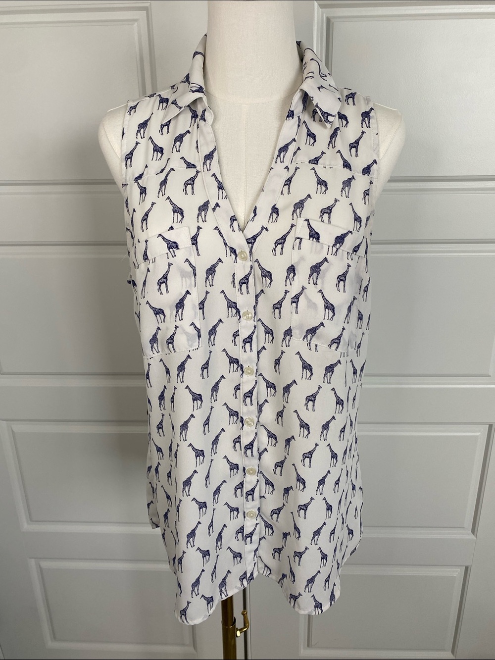 Express Portofino Giraffe Print Sleeveless Shirt Medium Novelty Blouse
